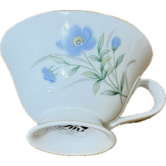 Elegant Floral Teacup and Saucer Set - Picture 3 of 5